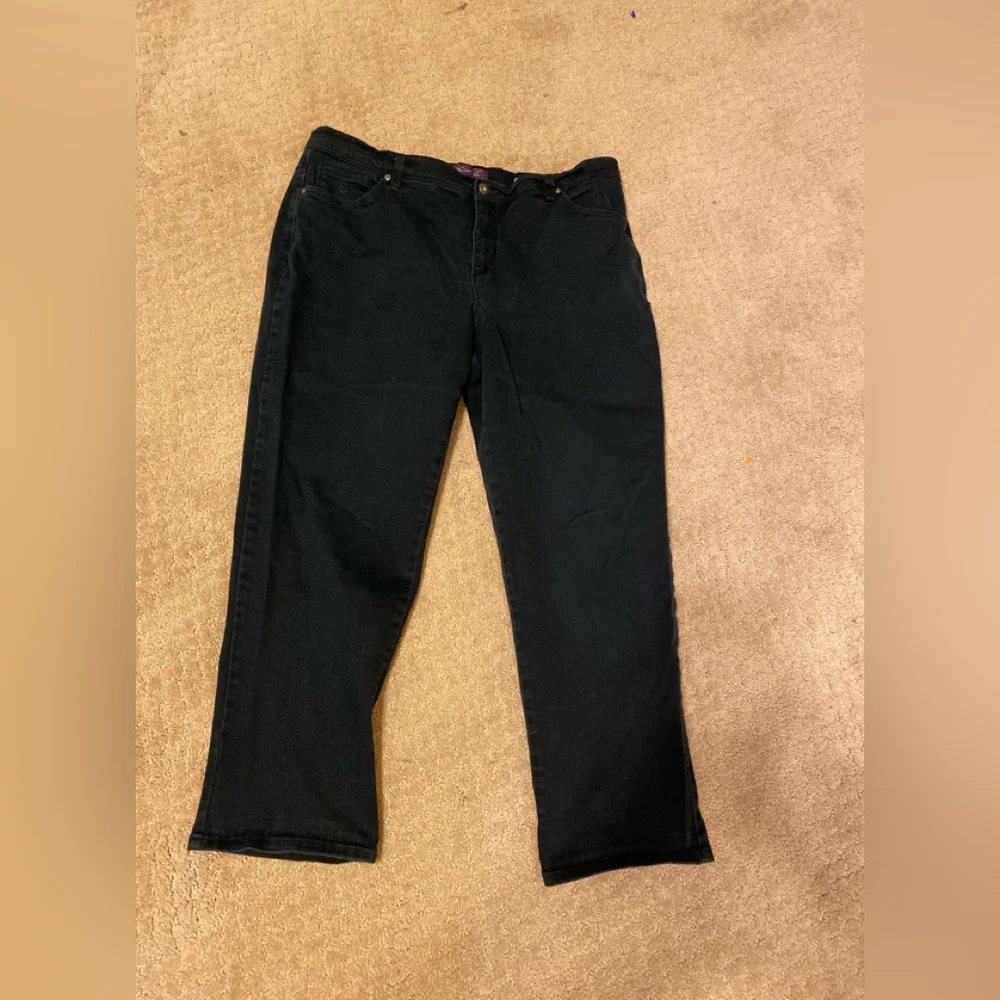 Gloria Vanderbilt - Woman’s (Amanda) black high rise crop jeans, Size: 16W
